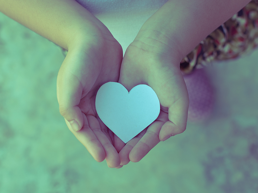 Cœur dans mains d'enfant-Aux source de l'avenir
